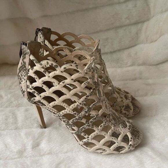 Vince Camuto leather beige & light gold reptile prints cage ankle heels SZ 8.5 - Picture 1 of 9